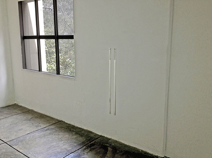 Línea, metal, 100cm x 3cm c/u, 2012