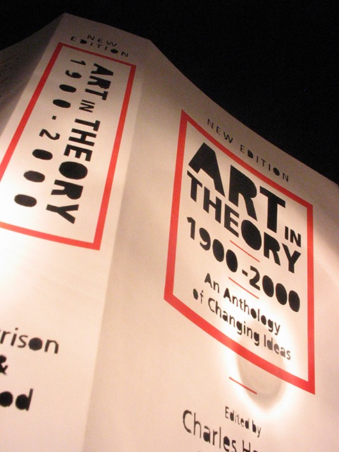 Art IN Theory, Instalación, papel y linternas. 4m x 4m, 2006.