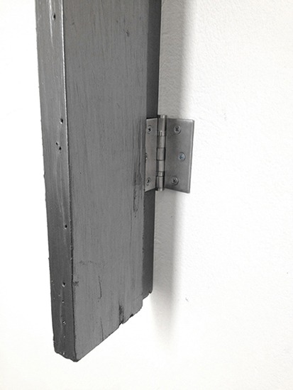 Ventana (detalle), madera y grafito 150cm x 15cm x 3cm 2012.