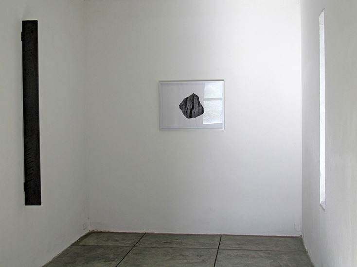 Piedra, grafito y papel 70cm x 50cm 2012.y Ventana, madera y grafito 150cm x 15cm x 3cm 2012.