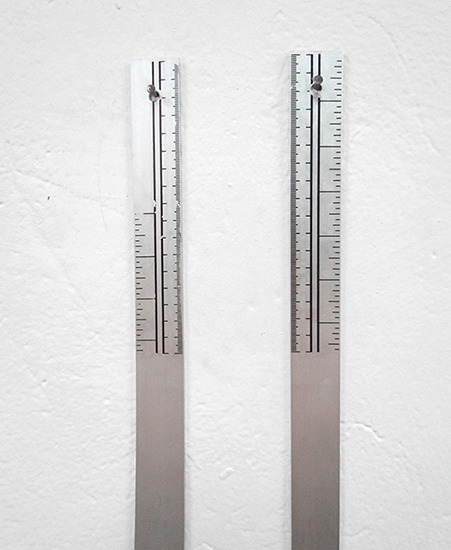 Línea, metal, 100cm x 3cm c/u, 2012