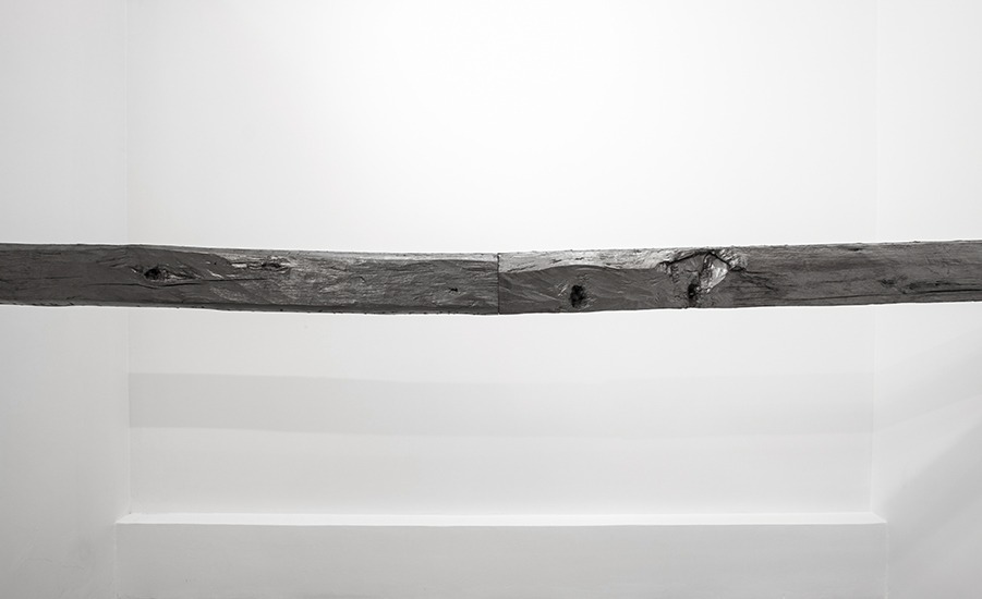 Horizontal, grafito y madera, 300cm x 15cm x15cm, 2013.