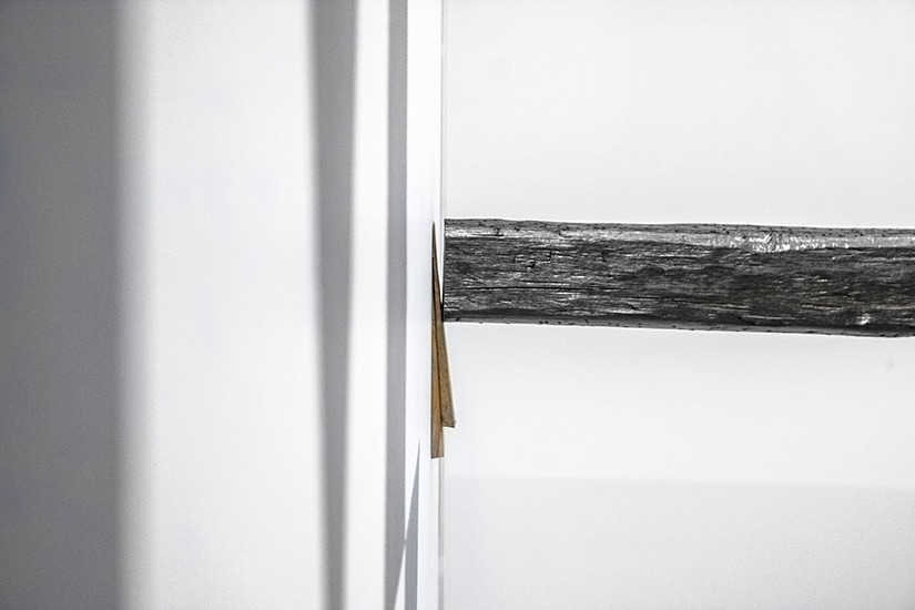 Horizontal, grafito y madera, 300cm x 15cm x15cm, 2013.