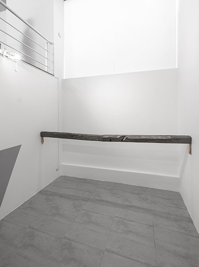 Horizontal, grafito y madera, 300cm x 15cm x15cm, 2013.