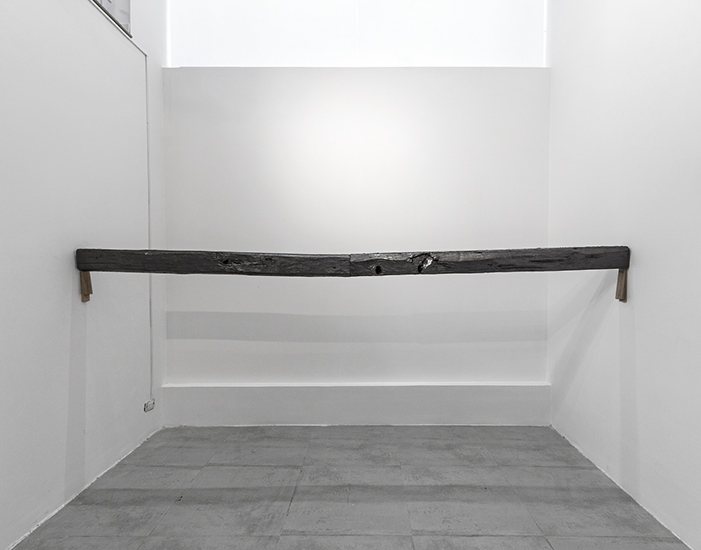 Horizontal, grafito y madera, 300cm x 15cm x15cm, 2013.