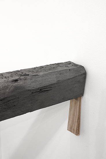 Horizontal, grafito y madera, 300cm x 15cm x15cm, 2013.