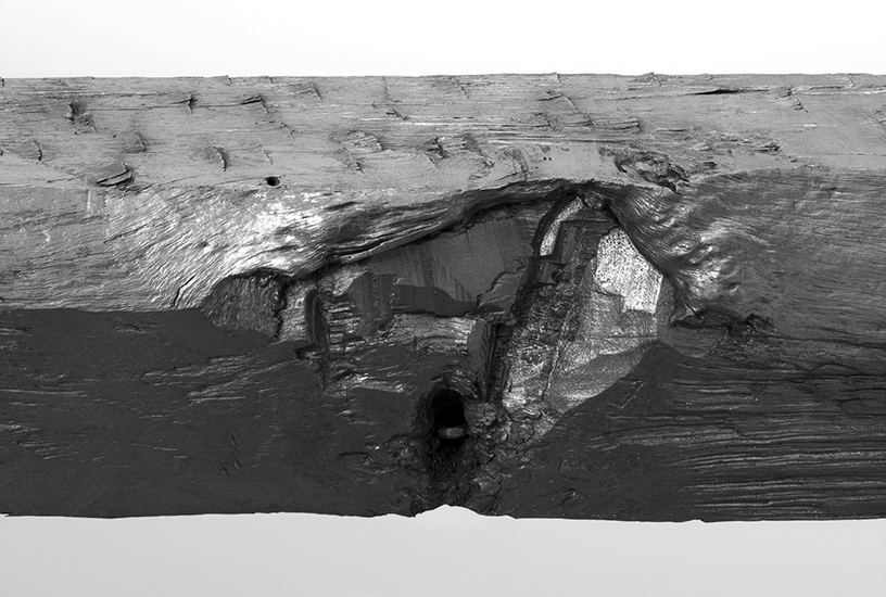 Horizontal, grafito y madera, 300cm x 15cm x15cm, 2013.