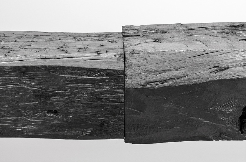 Horizontal, grafito y madera, 300cm x 15cm x15cm, 2013.