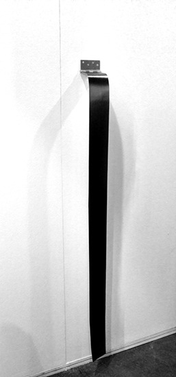Bisagra, papel y grafito, 155cm x 10cm, 2013