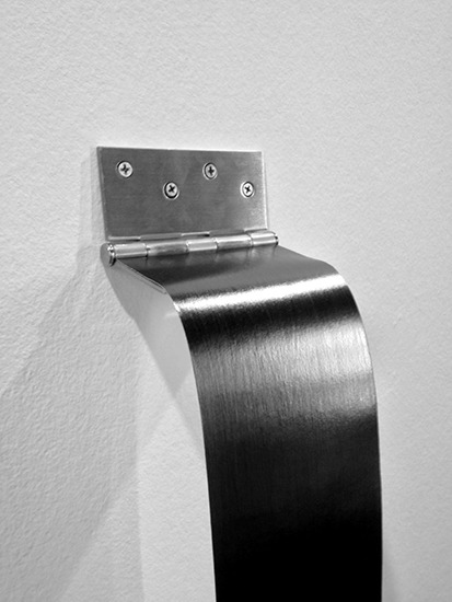 Bisagra, papel y grafito, 155cm x 10cm, 2013