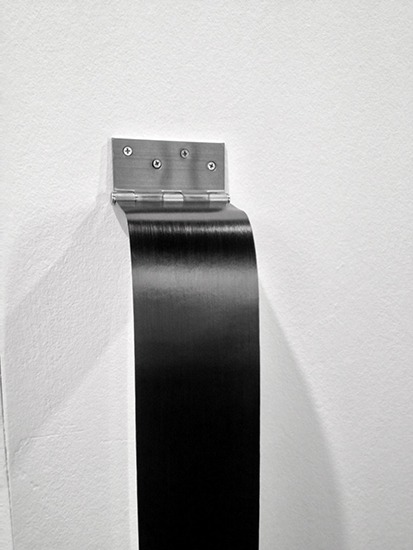 Bisagra, papel y grafito, 155cm x 10cm, 2013