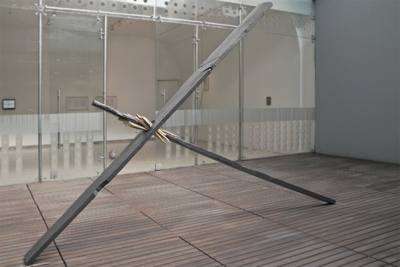 Dirección única. Madera, grafito y balinera, 3m x 2.50. 2013-Imagen (Banco de Archivos Digitales, Departamento de Arte, Universidad de los Andes)