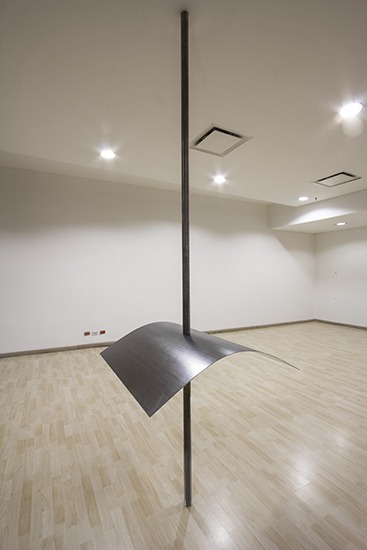 Asta, grafito sobre papel y varilla roscada. 100cm x 100cm (Varilla 3.50m O 5cm), 2013