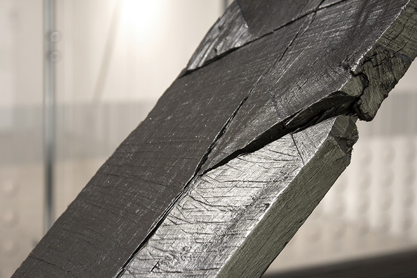 Dirección única. Madera, grafito y balinera, 3m x 2.50. 2013