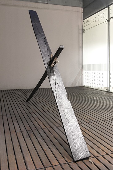 Dirección única. Madera, grafito y balinera, 3m x 2.50. 2013