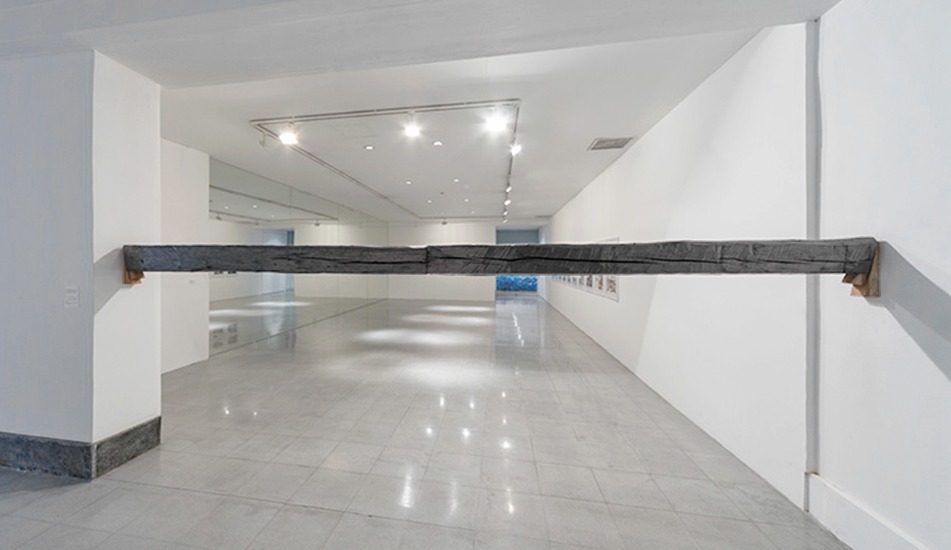 Horizontal, Instalación, grafito y madera, 4.7m x 20cm x 20cm, 2013. (Foto Ministerio de Cultura)