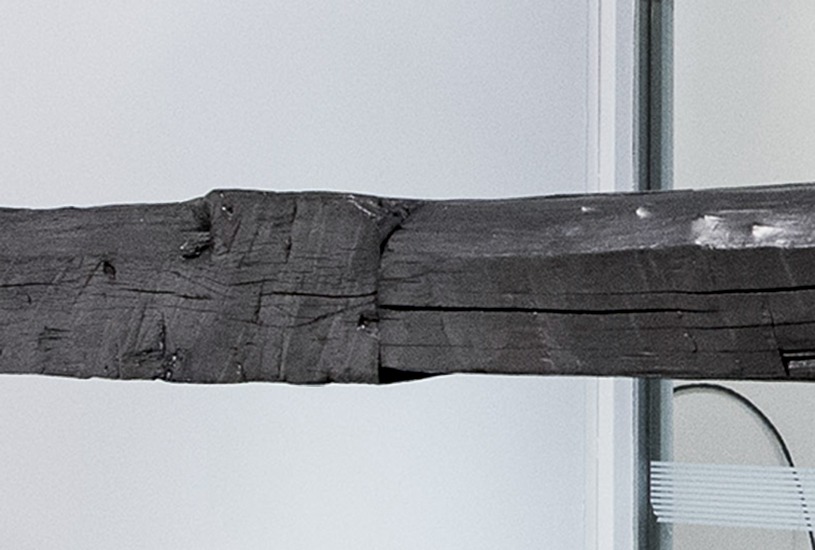 Horizontal, Instalación, grafito y madera, 4.7m x 20cm x 20cm, 2013.