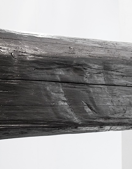 Horizontal, Instalación, grafito y madera, 4.7m x 20cm x 20cm, 2013.