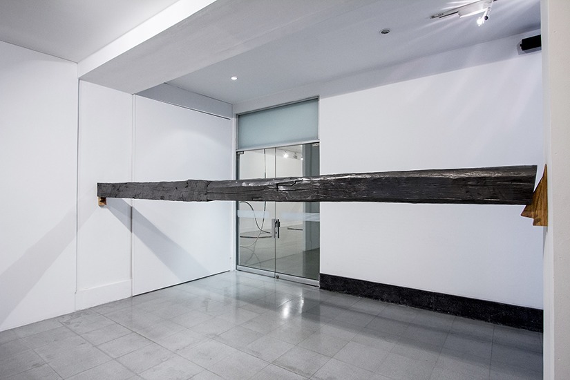 Horizontal, Instalación, grafito y madera, 4.7m x 20cm x 20cm, 2013.