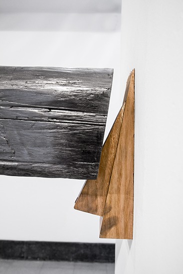 Horizontal, Instalación, grafito y madera, 4.7m x 20cm x 20cm, 2013.