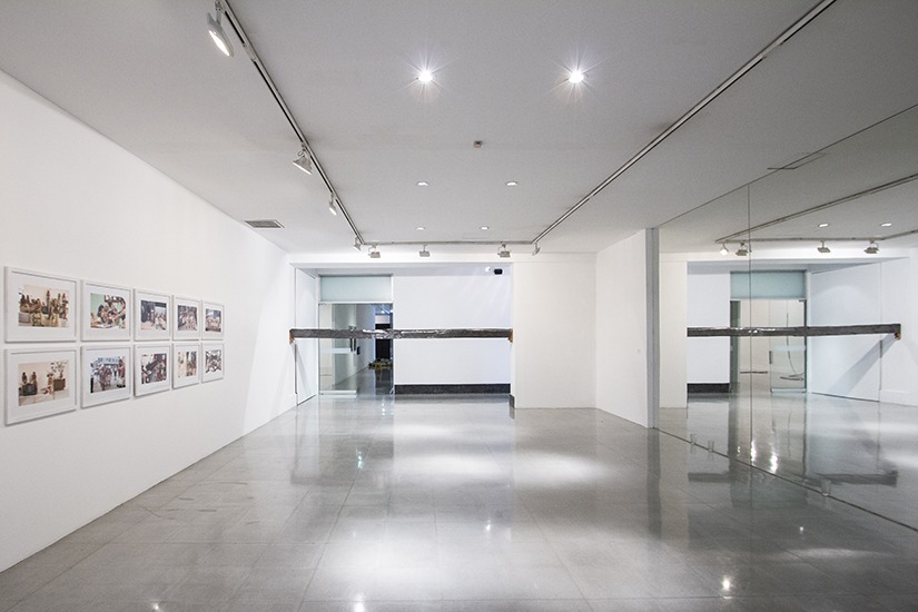 Horizontal, Instalación, grafito y madera, 4.7m x 20cm x 20cm, 2013.