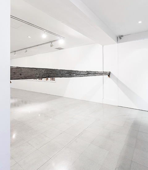 Horizontal, Instalación, grafito y madera, 4.7m x 20cm x 20cm, 2013.
