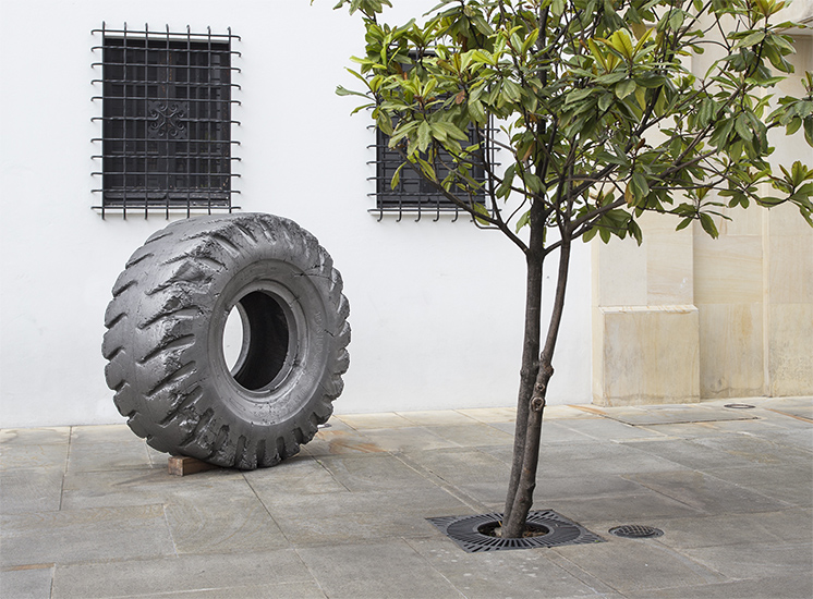 Llanta de carga  29.5 x 29, grafito y madera. 200cm Ø x 80cm, 2013