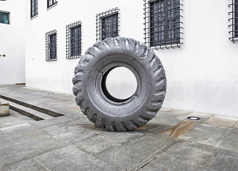 Llanta de carga  29.5 x 29, grafito y madera. 200cm Ø x 80cm, 2013