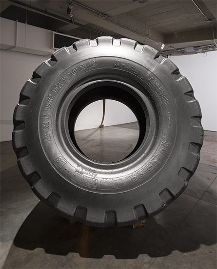 Llanta de carga  35 65–33, grafito y madera. 220cm Ø x 90cm, sección transversal 500cm x 10cm x 5cm, 2013