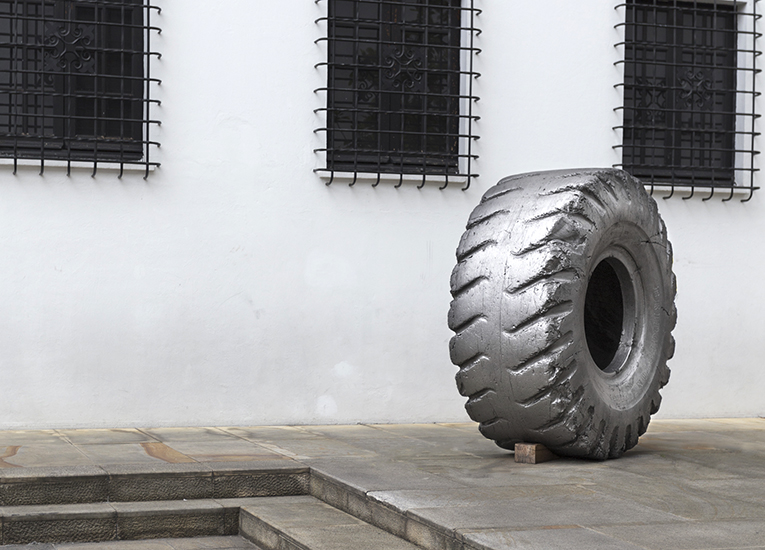 Llanta de carga  29.5 x 29, grafito y madera. 200cm Ø x 80cm, 2013