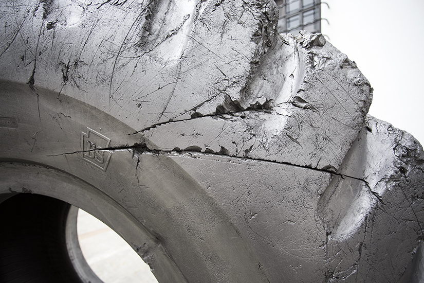 Llanta de carga  29.5 x 29, grafito y madera. 200cm Ø x 80cm, 2013