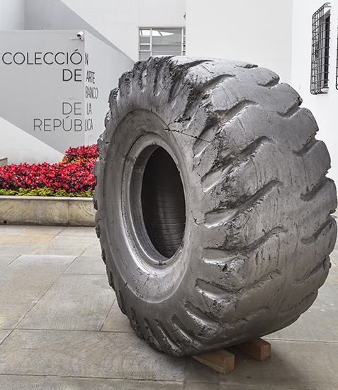 Llanta de carga  29.5 x 29, grafito y madera. 200cm Ø x 80cm, 2013