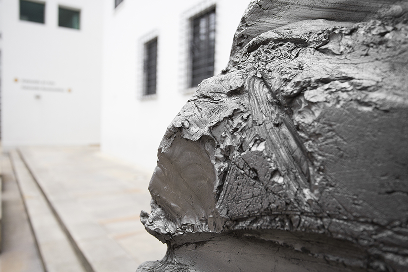 Llanta de carga  29.5 x 29, grafito y madera. 200cm Ø x 80cm, 2013