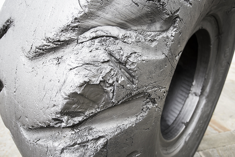 Llanta de carga  29.5 x 29, grafito y madera. 200cm Ø x 80cm, 2013