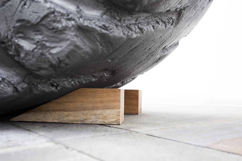 Llanta de carga  29.5 x 29, grafito y madera. 200cm Ø x 80cm, 2013