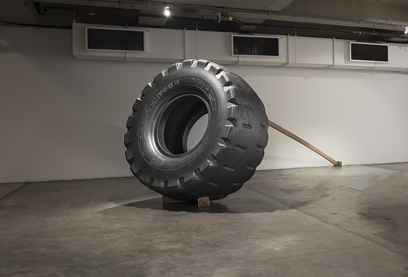 Llanta de carga  35 65–33, grafito y madera. 220cm Ø x 90cm, sección transversal 500cm x 10cm x 5cm, 2013