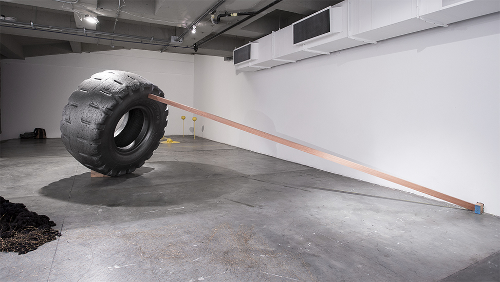 Llanta de carga  35 65–33, grafito y madera. 220cm Ø x 90cm, sección transversal 500cm x 10cm x 5cm, 2013