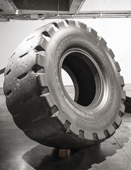 Llanta de carga  35 65–33, grafito y madera. 220cm Ø x 90cm, sección transversal 500cm x 10cm x 5cm, 2013