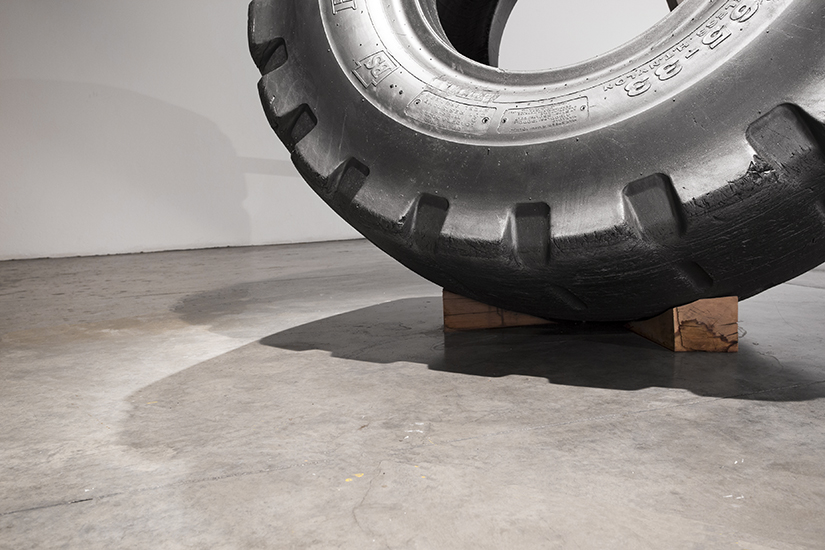Llanta de carga  35 65–33, grafito y madera. 220cm Ø x 90cm, sección transversal 500cm x 10cm x 5cm, 2013