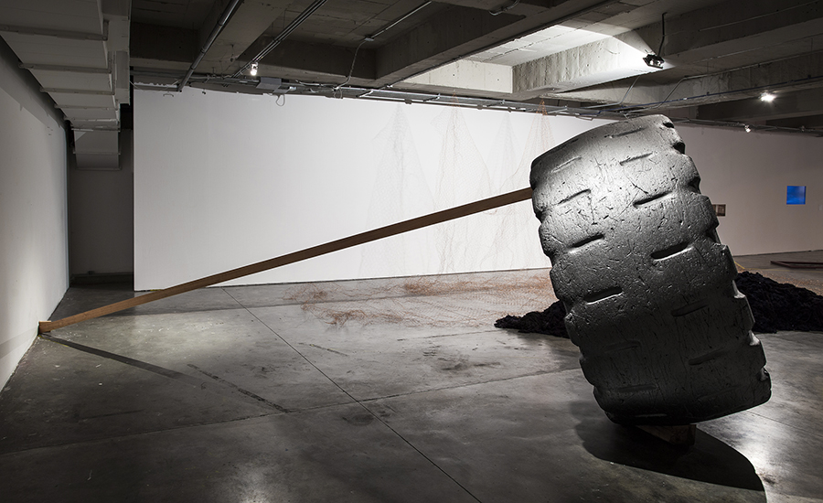 Llanta de carga  35 65–33, grafito y madera. 220cm Ø x 90cm, sección transversal 500cm x 10cm x 5cm, 2013