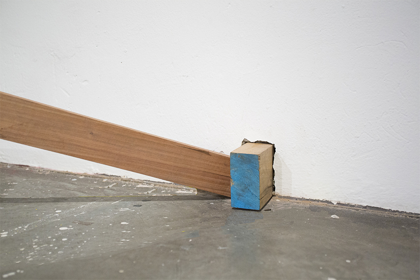 Llanta de carga  35 65–33, grafito y madera. 220cm Ø x 90cm, sección transversal 500cm x 10cm x 5cm, 2013