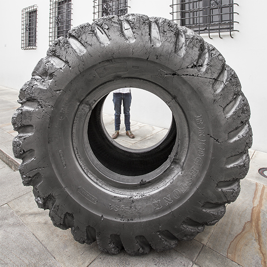 Llanta de carga  29.5 x 29, grafito y madera. 200cm Ø x 80cm, 2013