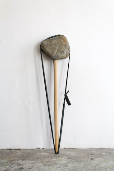 Piedra, madera, neumático y piedra, 25cm x 130cm, 2014