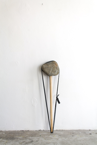 Piedra, madera, neumático y piedra, 25cm x 130cm, 2014