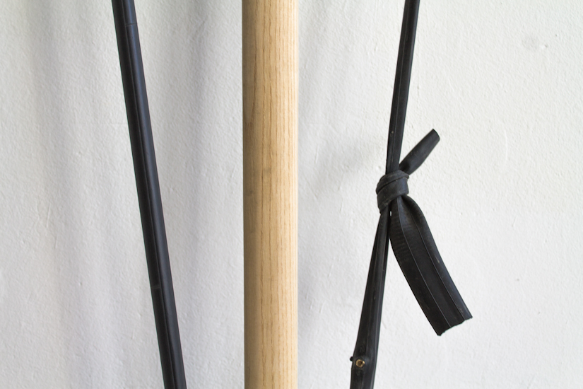 Piedra, madera, neumático y piedra, 25cm x 130cm, 2014