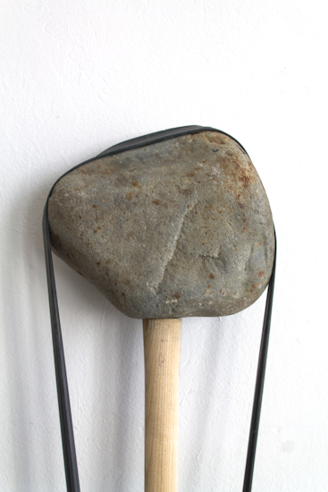 Piedra, madera, neumático y piedra, 25cm x 130cm, 2014