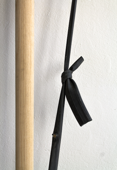 Piedra, madera, neumático y piedra, 25cm x 130cm, 2014