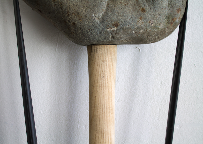 Piedra, madera, neumático y piedra, 25cm x 130cm, 2014