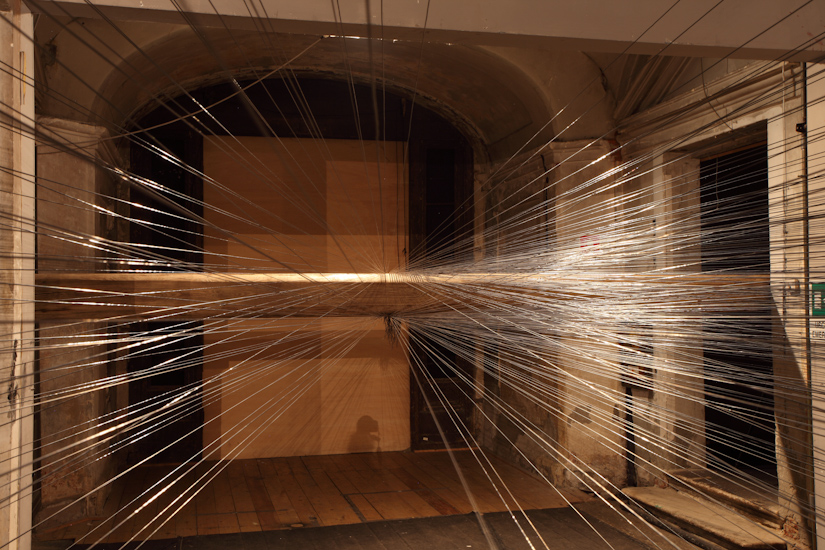 Traino (remolque), alambre de acero y madera (550cmx20cmx20cm), 50mx50m, 2014.