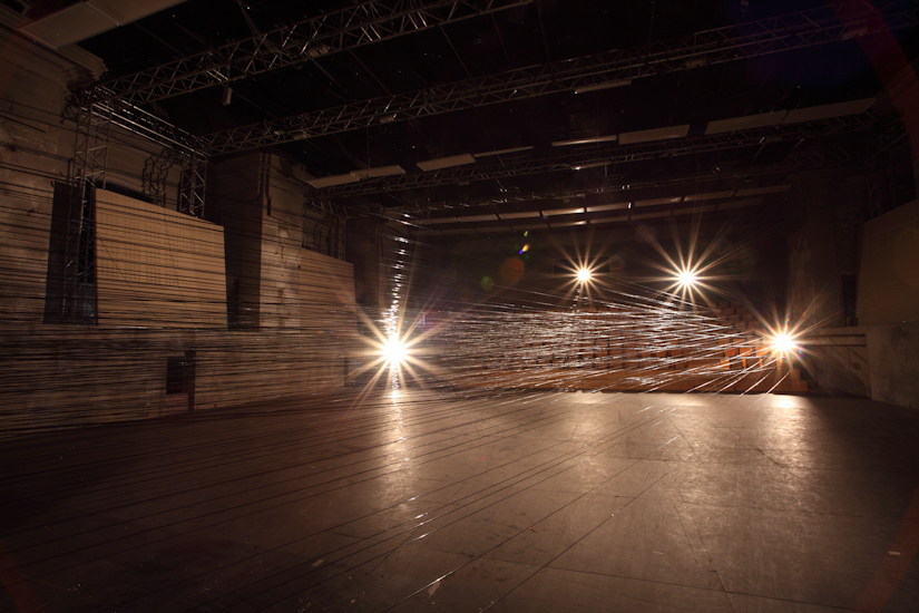 Traino (remolque), alambre de acero y madera (550cmx20cmx20cm), 50mx50m, 2014.